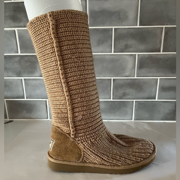 UGG Classic Tan Knit Crochet Winter Cozy Boot Size 6 Shearling Insole Neutral - Picture 1 of 9